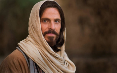 Who is the British actor that portrays Christ in church videos?